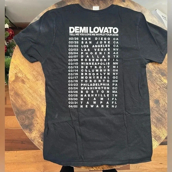 Gildan | Demi Lovato Tell Me You Love Me concert t-shirt. Size: M - Picture 6 of 9